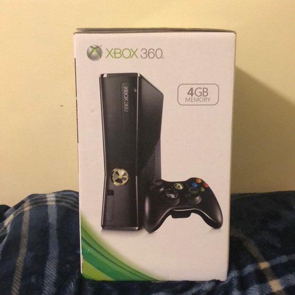 XBOX 360 4gb - Picture 2 of 2